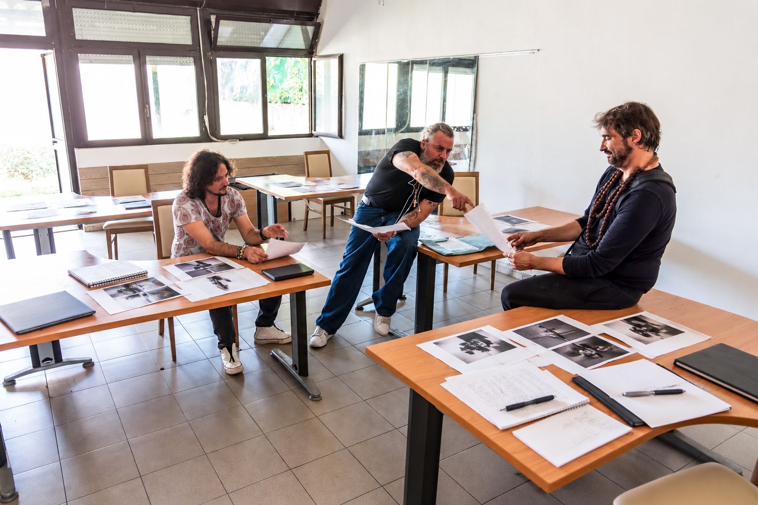 Piccolo gruppo in aula durante una sessione di lavoro