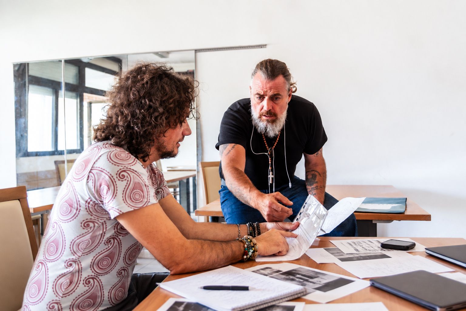 Confronto tra partecipanti durante un laboratorio