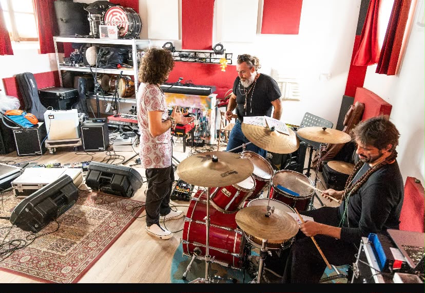 Giovani e musicisti durante una sessione musicale