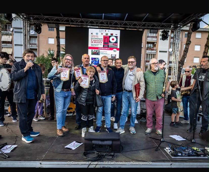 Musicisti e ospiti riuniti sul palco di V Municipio in Musica